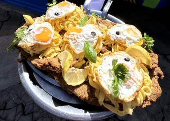 Milanesa con fideos